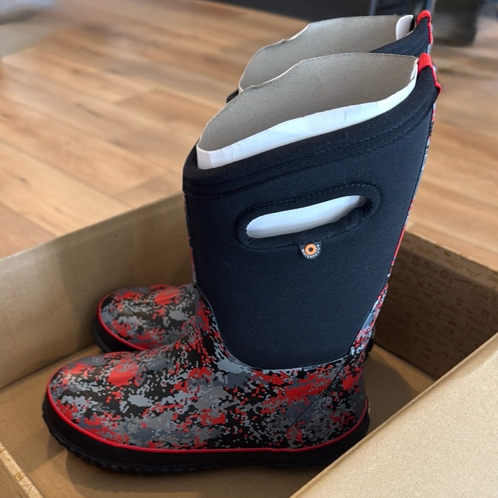 BOGS NWT Kids Waterproof Boots Sz 5